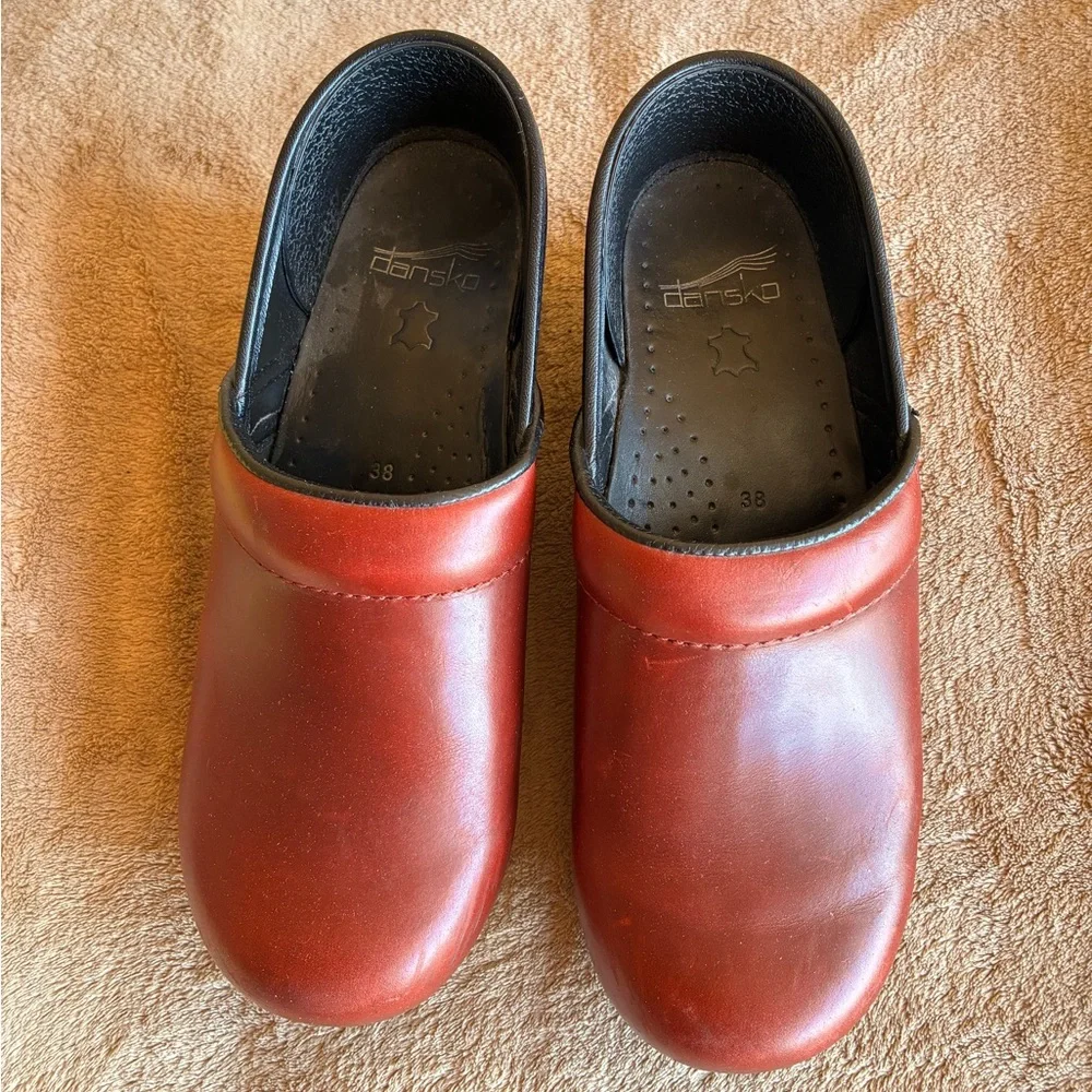 Dansko Professional XP 2.0 Cordovan Leather Clogs
Size 8 (38) - Picture 2 of 9